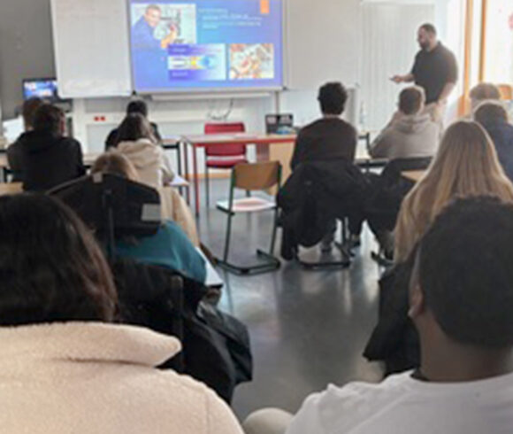 Faszination Physik: Ehemaliger Schüler begeistert Zehntklässler an der Gustav-Heinemann-Realschule