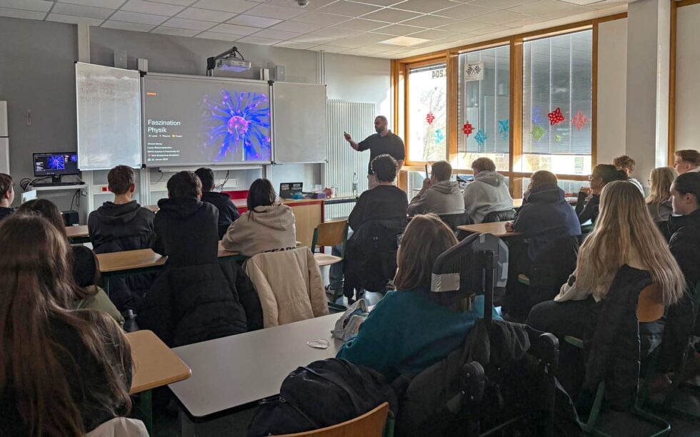 Faszination Physik: Ehemaliger Schüler begeistert Zehntklässler an der Gustav-Heinemann-Realschule Faszination Physik: Ehemaliger Schüler begeistert Zehntklässler an der Gustav-Heinemann-Realschule